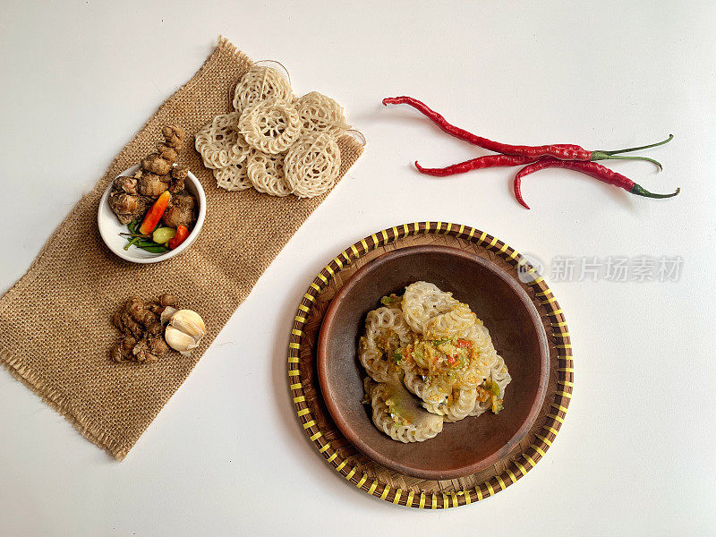 Seblak Viral Mamang Rapael，用辣椒，大蒜和Cikur芳香姜炒生饼干。塞布莱克·科贝克·拉斐尔。印尼传统的辛辣可口的食物